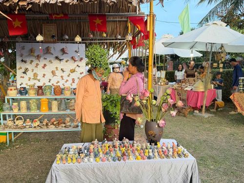 Người dân làng nghề cùng về tham dự ngày hội của làng Thanh Hà