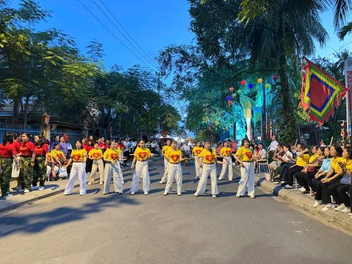 Hoạt động Giao lưu dân vũ – Đường làng có nhạc – Trò chơi dân gian bài chòi, tạo nên không khí vui tươi, rộn ràng trong suốt thời gian lễ hội
