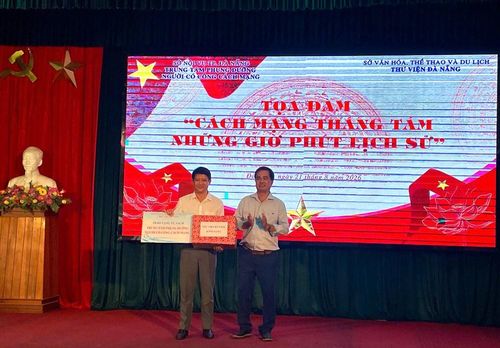Dịp này, Thư viện Đà Nẵng gửi đến Trung tâm Phụng dưỡng người có công cách mạng thành phố tủ sách và những phần quà như một lời tri ân và sự kính trọng với những thế hệ đã có nhiều đóng góp cho sự nghiệp đấu tranh, xây dựng và bảo vệ Tổ quốc