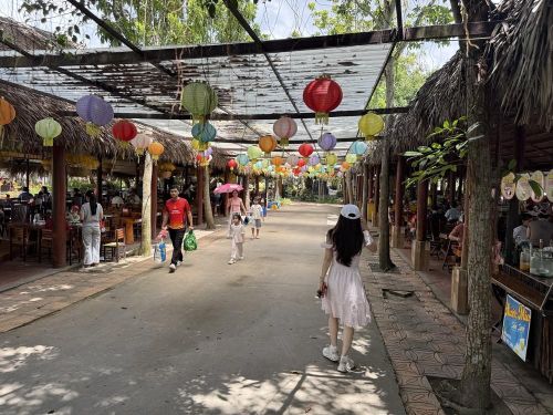 Khu ẩm thực với những mái lá truyền thống mang đến không gian thưởng thức đặc sản miền Tây gần gũi với thiên nhiên. Ảnh: vanhoavaphattrien.vn