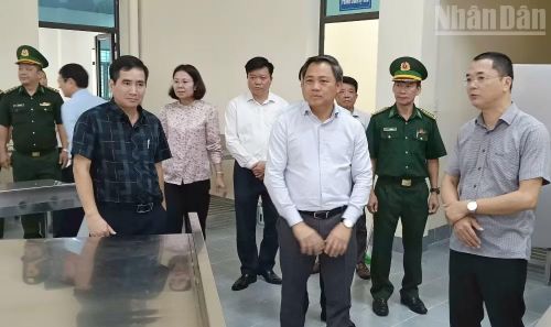 Đồng chí Nguyễn Đình Việt, Chủ tịch Ủy ban nhân dân tỉnh Sơn La kiểm tra công tác chuẩn bị tại Trường phổ thông nội trú tiểu học và trung học cơ sở xã Yên Sơn. (Ảnh: QUÀNG HÙNG)