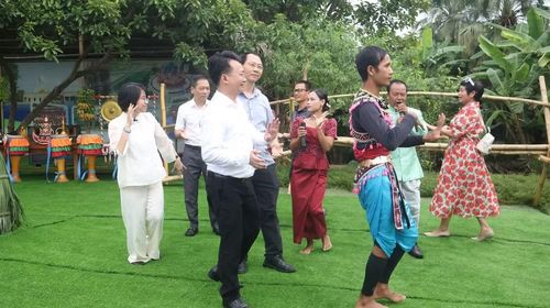 Du khách tham gia giao lưu cùng đồng bào các dân tộc Tây Nguyên. (Ảnh: KHÔI MINH)