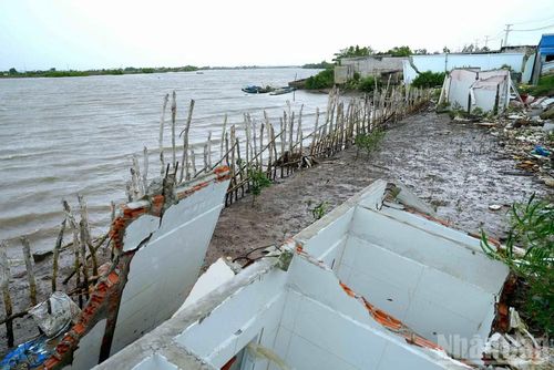 Nhà cửa, công trình của người dân bị đứt gãy, sập đổ hoàn toàn ven tuyến sông Gành Hào do sạt lở diễn biến phức tạp. Những gia cố tạm bợ của người dân không đủ sức chống chọi trước sự khắc nghiệt của thiên nhiên. (Ảnh: HỮU TÙNG)