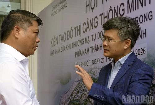 Các đại biểu trao đổi bên lề hội thảo. (Ảnh: Lê Đình Thìn)