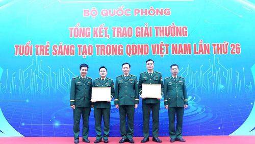 Thượng úy Nguyễn Trường Minh (thứ 2 từ trái qua) hôm chụp ảnh lưu niệm với các đồng nghiệp và chỉ huy hôm nhận giải thưởng tại Thủ đô Hà Nội. (Ảnh: ĐÌNH THẮNG)