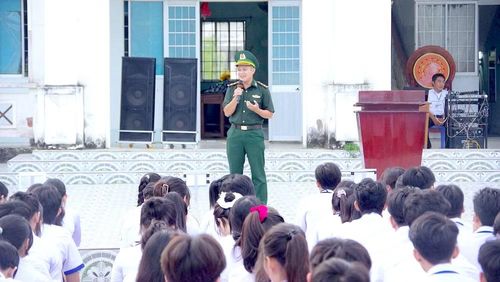 Thượng úy Nguyễn Trường Minh (đứng) tham gia tuyên truyền pháp luật về biển, đảo trong nhà trường tại địa bàn xã Đất Mũi, tỉnh Cà Mau. (Ảnh: ĐÌNH THẮNG)