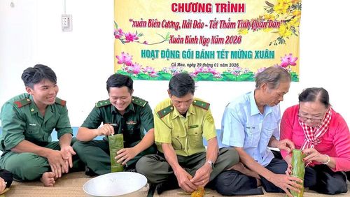 Thượng úy Nguyễn Trường Minh (thứ 2 từ trái qua) tham gia cùng bà con nhân dân gói bánh tét trong hoạt động mừng Xuân Bính Ngọ 2026. (Ảnh: ĐÌNH THẮNG)