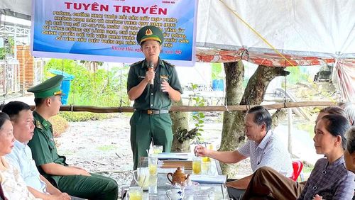 Thượng úy Nguyễn Trường Minh (đứng) tuyên truyền pháp luật về chống khai thác hải sản bất hợp pháp cho ngư dân vùng Đất Mũi, tỉnh Cà Mau. (Ảnh: ĐÌNH THẮNG)