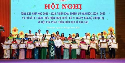 Đại diện lãnh đạo tỉnh Điện Biên trao thưởng các danh hiệu tặng các tập thể, cá nhân có nhiều thành tích trong công tác dạy và học. (Ảnh: LÊ LAN)