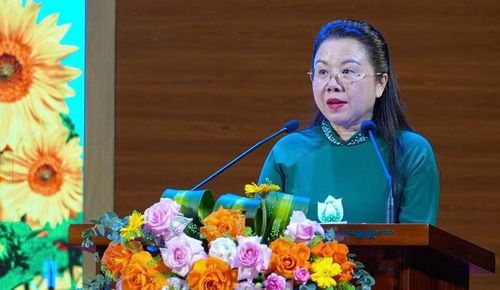 Đồng chí Hoàng Tuyết Ban, Giám đốc Sở Giáo dục và Đào tạo Điện Biên, báo cáo các kết quả nổi bật của ngành đạt được trong năm học vừa qua. (Ảnh: LÊ LAN)