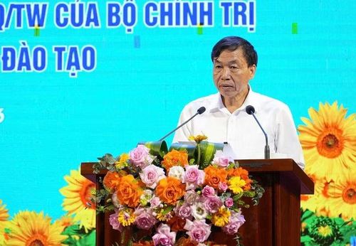 Đồng chí Lê Văn Lương, Chủ tịch Ủy ban nhân dân tỉnh Điện Biên phát biểu chỉ đạo. (Ảnh: LÊ LAN)