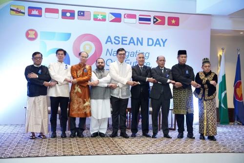 Bộ trưởng Di sản và Văn hóa Pakistan chụp ảnh cùng các Đại sứ, Cao ủy ASEAN tại Islamabad. (Ảnh: Đại sứ quán Việt Nam tại Pakistan)