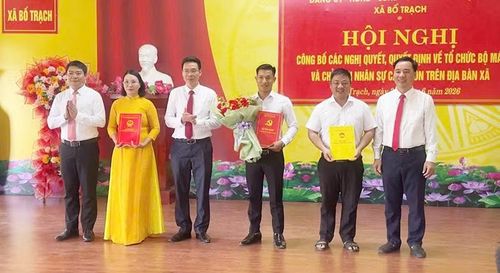 Xã Bố Trạch công bố các nghị quyết, quyết định về tổ chức bộ máy và nhân sự các thôn trên địa bàn. (Ảnh: Lâm Quang Huy)