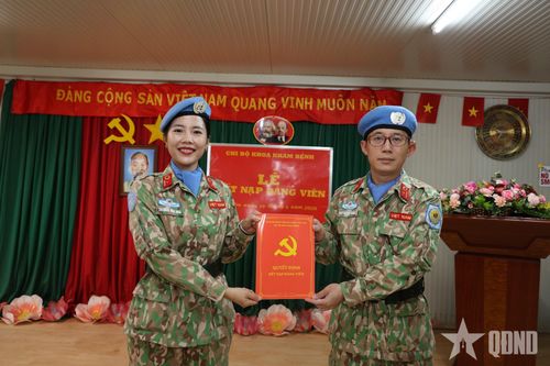 Thiếu tá Nguyễn Đức Trọng, Bí thư Chi bộ, Chủ nhiệm Khoa Khám bệnh trao Quyết định kết nạp đảng viên cho Thiếu tá QNCN Trương Mai Hoa.