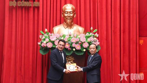  Thượng tướng Đặng Hồng Đức, Ủy viên Trung ương Đảng, Thứ trưởng Bộ Công an tặng quà ông Alexandre Ziegler, Phó chủ tịch phụ trách quốc phòng Tập đoàn Safran (Pháp).  
