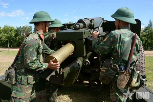  Những quả đạn vàng óng, bắt nhiệt liên tục được đẩy vào thân pháo.