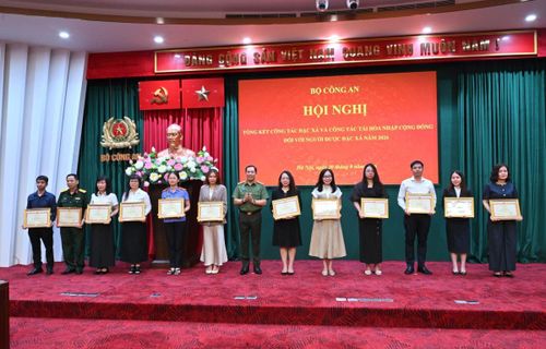 Thứ trưởng Lê Văn Tuyến trao Bằng khen của Bộ Công an tặng các tập thể, cá nhân có thành tích xuất sắc trong công tác đặc xá năm 2026.