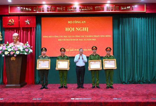 Phó Thủ tướng Thường trực Chính phủ Phạm Gia Túc trao Huân chương Bảo vệ Tổ quốc hạng Nhất, Nhì, Ba tặng 1 tập thể và 3 cá nhân có thành tích xuất sắc trong công tác đặc xá năm 2026.