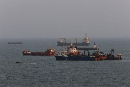 Các tàu neo đậu tại eo biển Hormuz, ngoài khơi thành phố Bandar Abbas, Iran, ngày 10-8. Ảnh: Getty Images