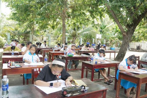 Các em trực tiếp thể hiện tác phẩm trên bàn vẽ.