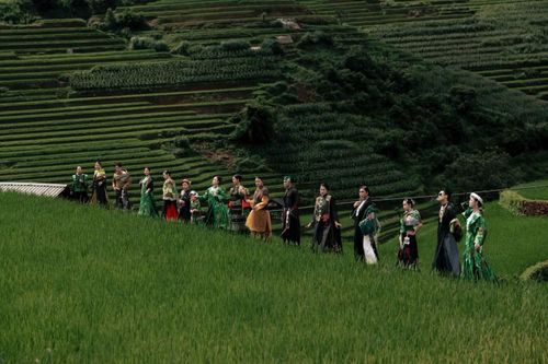 Qua “Một chiếc áo mới”, Cao Minh Tiến tiếp tục theo đuổi hành trình đưa di sản vào thời trang đương đại, với mong muốn những giá trị văn hóa được gìn giữ không chỉ trong ký ức mà còn có thể tiếp tục hiện diện, chuyển động và sống cùng thế hệ hôm nay.