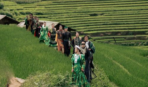 Sự kết hợp giữa thời trang, con người và cảnh sắc Mù Cang Chải tạo nên một không gian trình diễn khác biệt. Những thiết kế mang họa tiết và tinh thần văn hóa vùng cao được đặt giữa chính thiên nhiên đã truyền cảm hứng cho chúng.