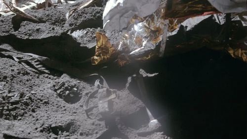 Lông chim ưng và chiếc búa vẫn còn trên Mặt trăng (ẢNH: NASA)