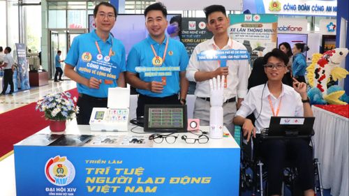 Thạc sĩ Bùi Trọng Nguyễn (thứ 2 bên trái) tham gia triển lãm sản phẩm cánh tay robot và xe lăn điện điều khiển bằng ánh mắt tại Đại hội XIV Công đoàn Việt Nam. Ảnh: THÁI PHƯƠNG