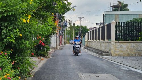 Tuyến hẻm 52 đường Vườn Lài (phường An Phú Đông) được mở rộng, nâng cấp từ đóng góp của người dân. ẢNH: NGÔ BÌNH