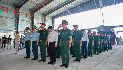  Các đại biểu dành phút mặc niệm tưởng nhớ các Anh hùng liệt sĩ. Ảnh: MẠNH THẮNG 