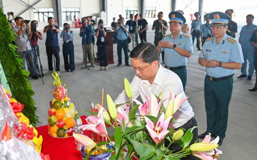  Đồng chí Nguyễn Mạnh Cường dâng hương tưởng niệm. Ảnh: MẠNH THẮNG 