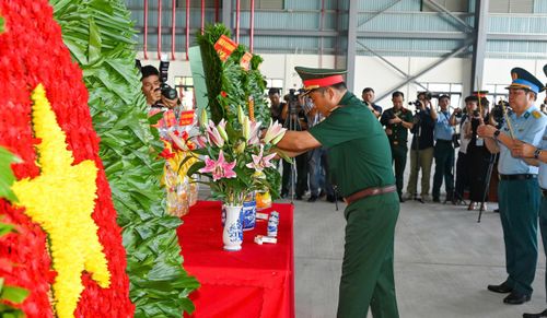  Trung tướng Lê Xuân Thế dâng hương tưởng niệm. Ảnh: MẠNH THẮNG 