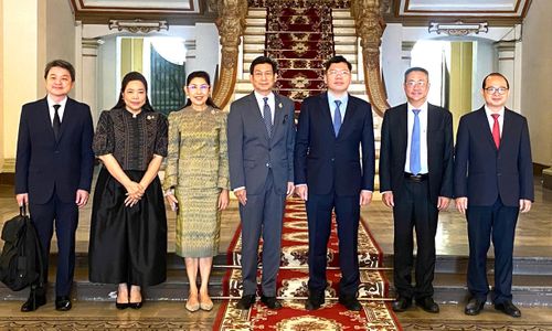  Các đại biểu chụp ảnh lưu niệm 