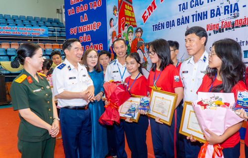  Trung tướng Bùi Quốc Oai cùng các đại biểu động viên, khích lệ các em học sinh đạt giải cao tại cuộc thi 