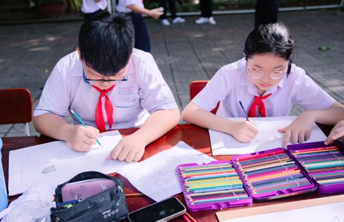  Các em học sinh đọc sách và tham gia các hoạt động trải nghiệm. 