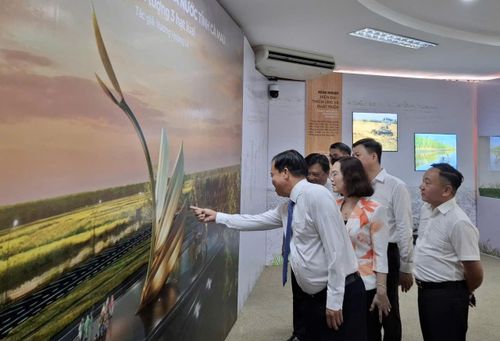 Lãnh đạo tỉnh Cà Mau tham quan phối cảnh Công viên ba hạt lúa trưng bày tại Bảo tàng Lúa nước, phường Bạc Liêu, tỉnh Cà Mau