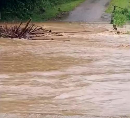  Nước dâng cao khiến một ngầm tràn ở xã Đồng Lương (tỉnh Thanh Hóa) bị ngập 