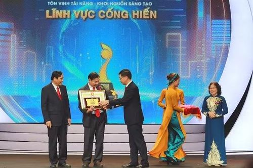 Anh hùng lao động Nguyễn Quang Mâu nhận Giải Cống hiến - Giải thưởng Nhân tài Đất Việt 2025. Ảnh: NVCC.