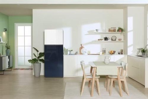 Mẫu tủ này nổi bật với ngăn đông mềm Optimal Fresh+ có 4 chế độ, bộ lọc than hoạt tính, kết nối Wi-Fi và hỗ trợ điều khiển qua SmartThings, trong khi thiết kế Bespoke mặt gương tạo điểm nhấn cho không gian bếp.