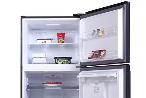 Sản phẩm sử dụng Origin Inverter, công nghệ Air Fall Cooling, ngăn rau quả Origin Fresh và Cooling Zone -1°C, đồng thời bộ lọc Ag+ PureBio hỗ trợ khử mùi trong khoang tủ.