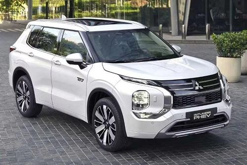 Sau lần đầu được giới thiệu tại thị trường Philippines vào năm 2020, mẫu xe SUV Mitsubishi Outlander PHEV đã chính thức trở với phiên bản 2026 lại thị trường này trong bối cảnh nhu cầu đối với các dòng xe điện hóa ngày càng tăng. Xe có giá bán ưu đãi 2,749 triệu peso trong giai đoạn đầu mở bán (tương đương 1,2 tỷ đồng).