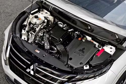 Điểm đáng chú ý trên Outlander PHEV là hệ truyền động plug-in hybrid kết hợp động cơ xăng MIVEC 2.4L và hai mô-tơ điện, cho tổng công suất 302 mã lực và mô-men xoắn 450 Nm. Theo thông tin được công bố, xe có thể di chuyển tối đa 100 km hoàn toàn bằng điện, trong khi tổng phạm vi hoạt động của cả hệ thống đạt gần 1.000 km.