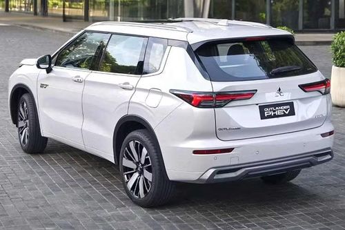 Về thiết kế, Mitsubishi Outlander PHEV mới sở hữu diện mạo mới hơn đáng kể so với phiên bản cũ từng được bán tại Philippines. Thế hệ hiện tại đã ra mắt quốc tế từ năm 2022, nổi bật ở phần đầu với lưới tản nhiệt chia hai tầng và hệ thống đèn được thiết kế lại.