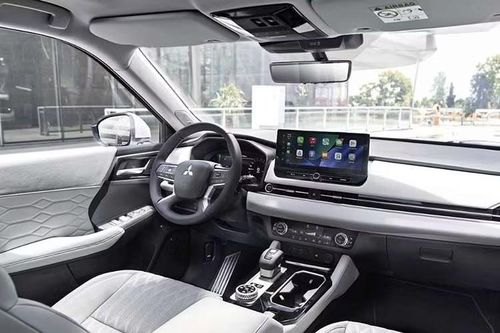 Không gian bên trong của Outlander PHEV mới được tái thiết kế tập trung vào tính công thái học với bảng điều khiển trung tâm tối ưu không gian chứa đồ. Hàng ghế thứ hai được cải tiến với lớp đệm mới và tựa lưng kéo dài, mang lại sự hỗ trợ tốt hơn cho hành khách trong những chuyến đi xa.