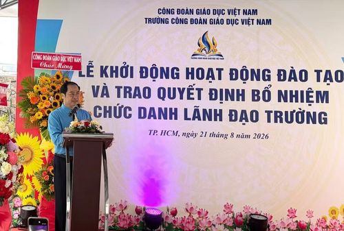 Th.S Hồ Như Duyến, Ủy viên Ban chấp hành Công đoàn Giáo dục Việt Nam, Hiệu trưởng Nhà trường phát biểu nhận nhiệm vụ.