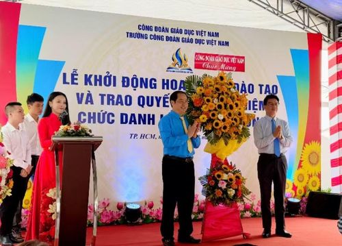 TS Nguyễn Ngọc Ân, Chủ tịch Công đoàn Giáo dục Việt Nam(phải) tặng hoa chúc mừng Ban giám hiệu mới nhà trường.
