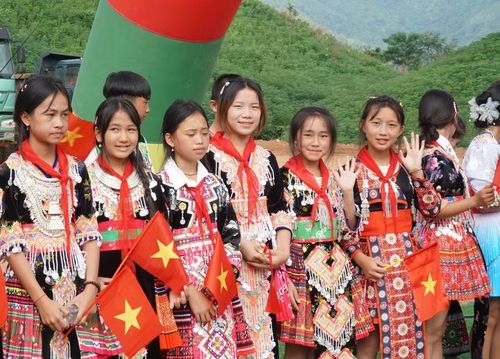 Các em học sinh tại xã biên giới Na Ngoi, Nghệ An. Ảnh: Hồ Lài