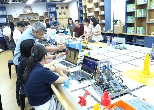 Chuyên gia trực tiếp hướng dẫn giáo viên thực hành, trải nghiệm nhiều giải pháp STEM. Ảnh: Đinh Chiến