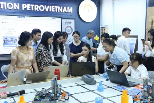 Giáo viên còn được chuyên gia hướng dẫn xây dựng kế hoạch bài dạy STEM và kế hoạch hoạt động STEM trong nhà trường. Ảnh: Đinh Chiến