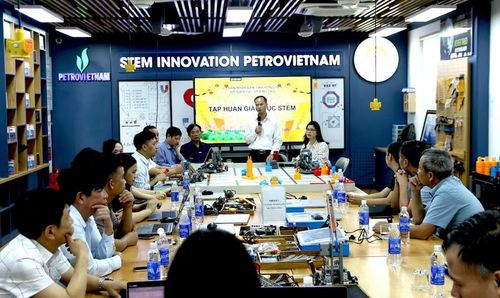 TS Nguyễn Viết Huy - Phó Trưởng phòng Giáo dục phổ thông (Sở GD&ĐT tỉnh Hưng Yên) phát biểu khai mạc buổi tập huấn. Ảnh: Đinh Chiến